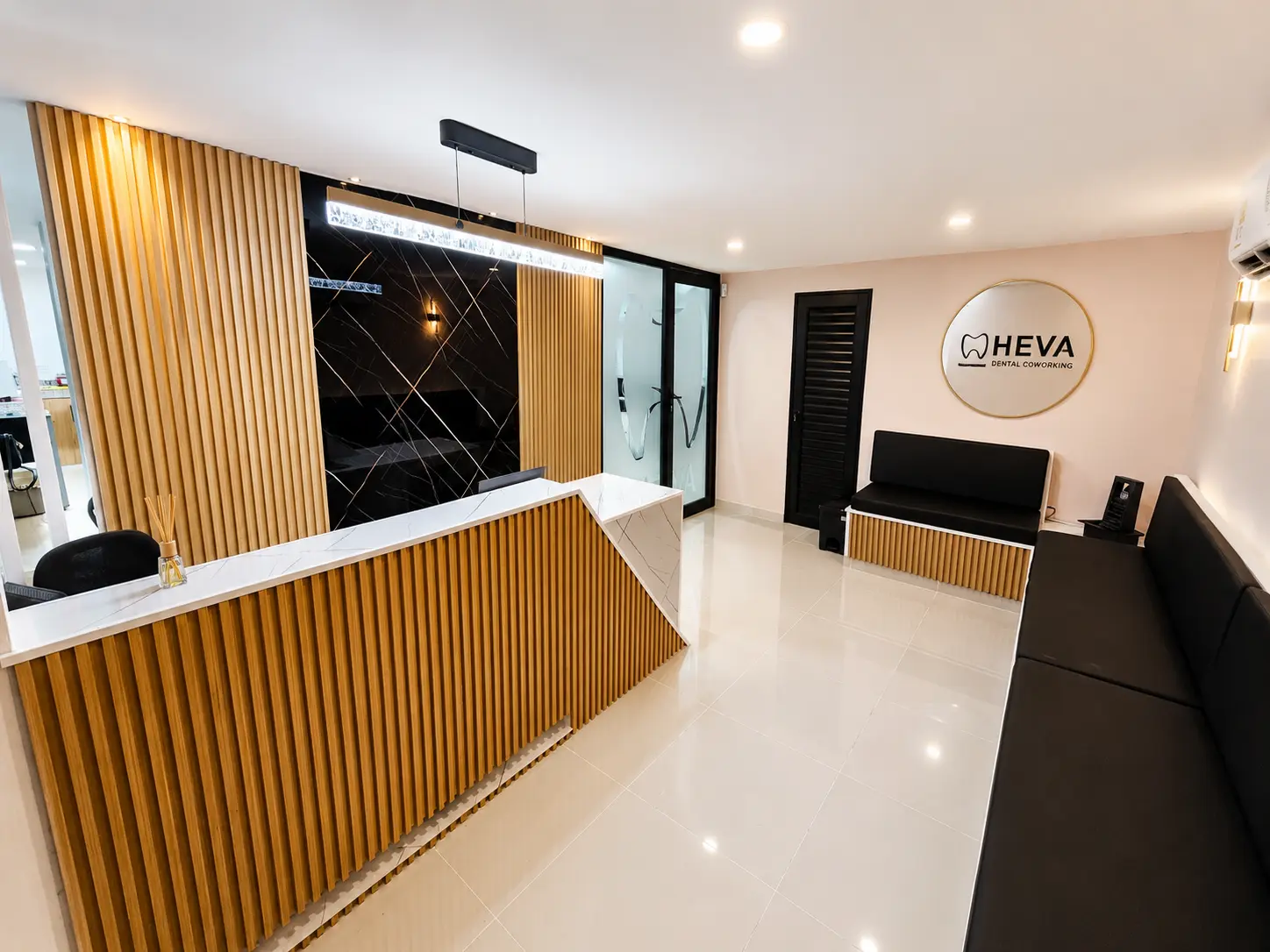 Lobby de HEVA Dental en Barranquilla
