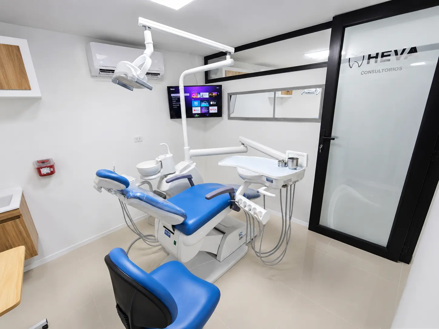 Sala de atencion odontologica equipada en HEVA Dental